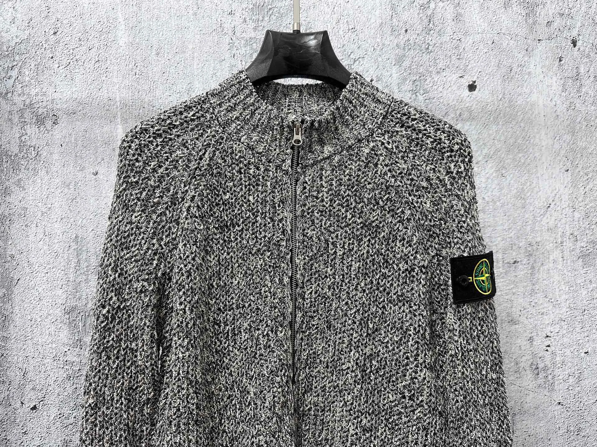 P490 【Stone Island】Stone Island coral sweater jacket Customized dyeing of original yarn has become popular in Xiaohongshu very early. Many Internet celebrity shops are doing it. The products they make can only be said to be unsightly. They are all made of ready-made yarn. This original version is made of 7 yarns of different colors and thicknesses that must be arranged to achieve the original effect. The customization cycle is very For a long time, the molded original version has the same ykk No. 5 special craftsmanship zipper, using an old-fashioned 9-needle thick-thread wool loom (due to low efficiency and high waste, factories pursuing efficiency have abandoned it, and only some big brands still use it). The strongest armband on the entire network, all detailed identification points restore the original inspection level! All Stone Island armbands must have three yellow lines, anything without them is fake! The models before 2021 had four yellow lines, and after 21fw, they all had three. We restored them perfectly. Size:S-M-L